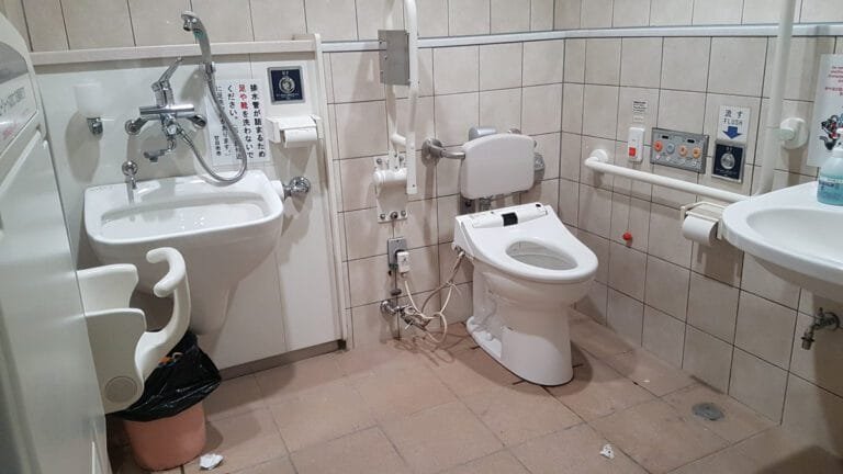 Baño publico, en la isla de Miyajima, cercano al gran Tori