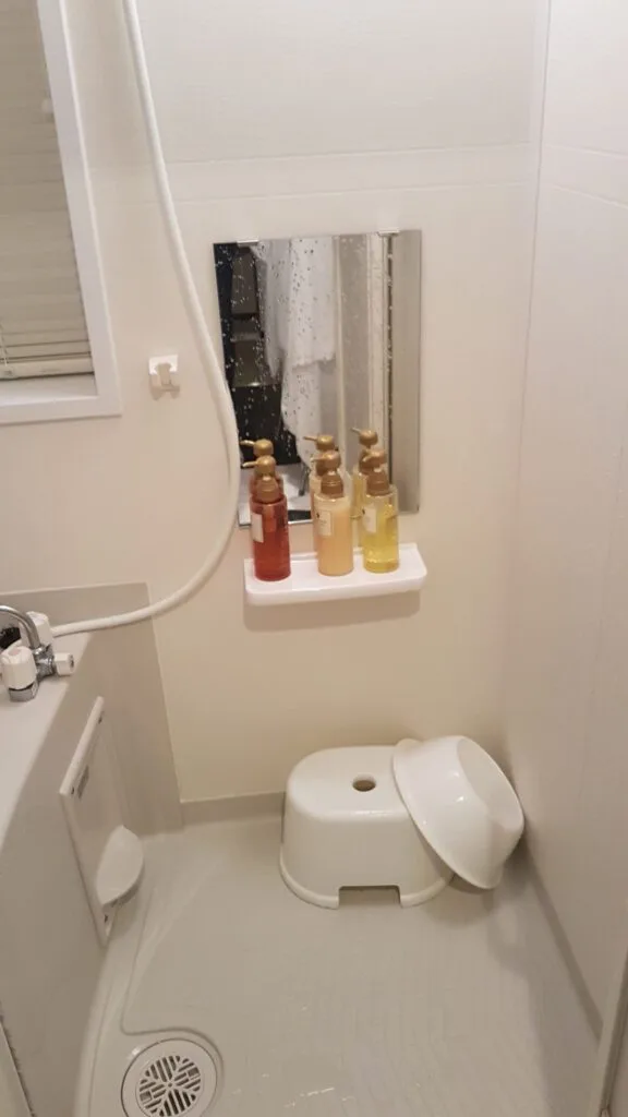 Taburete para limpieza previa al baño