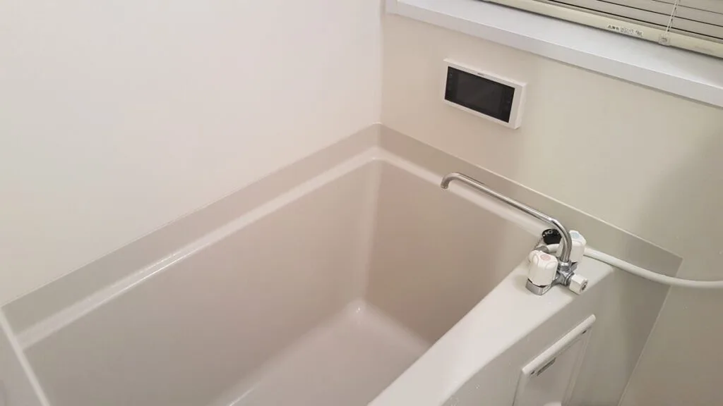 Bañera con televisión incorporada
