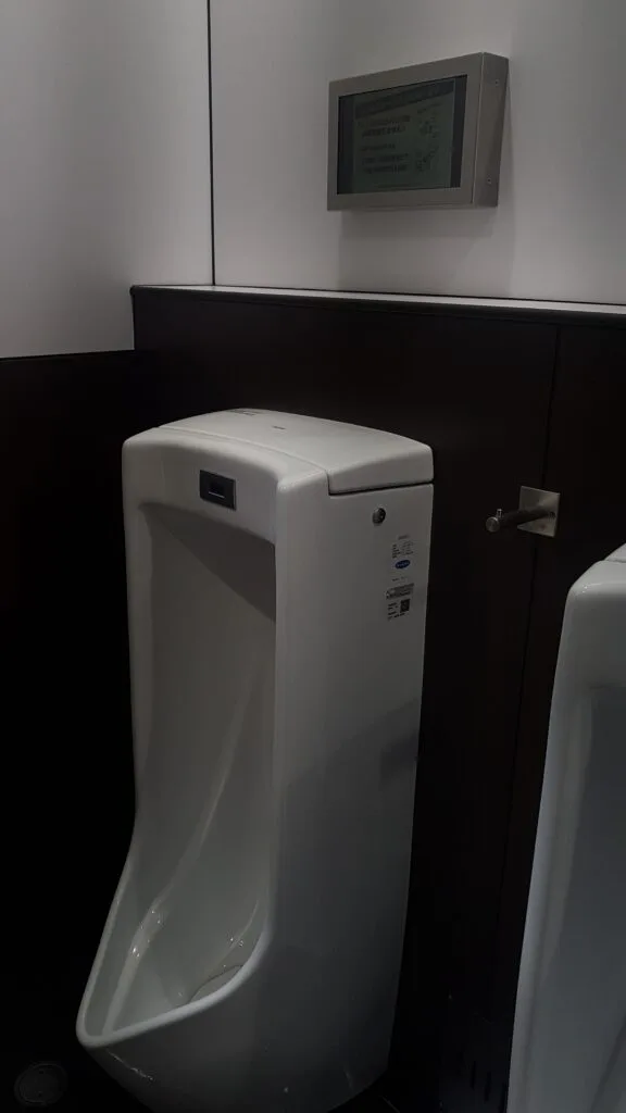 Urinario con televisión