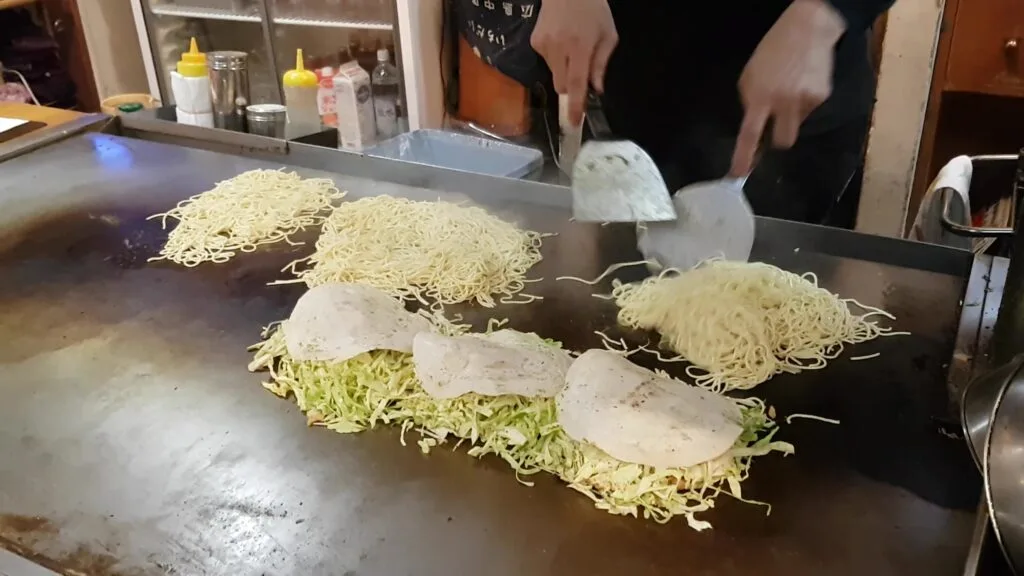 Okonomiyaki: guía de la pizza japonesa y sus estilos