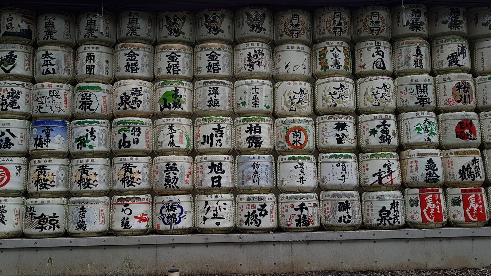 BARRILES DE SAKE EN LOS SANTUARIOS JAPONESES