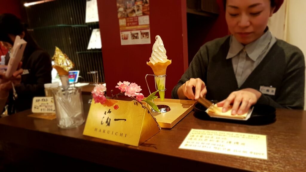 preparando un helado con lámina de oro en Kanazawa