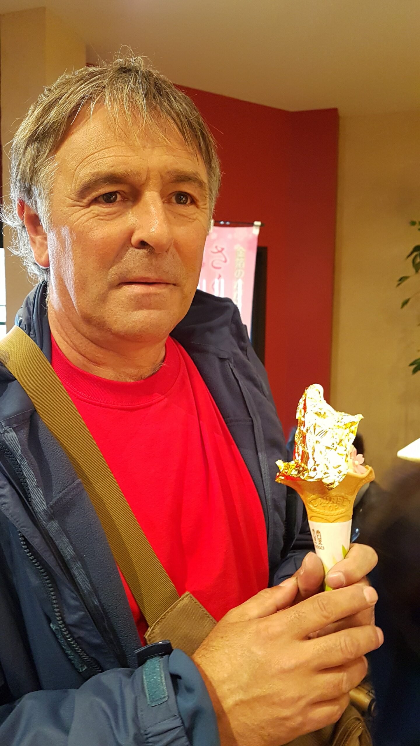 helados con pan de oro, sujetando un helado