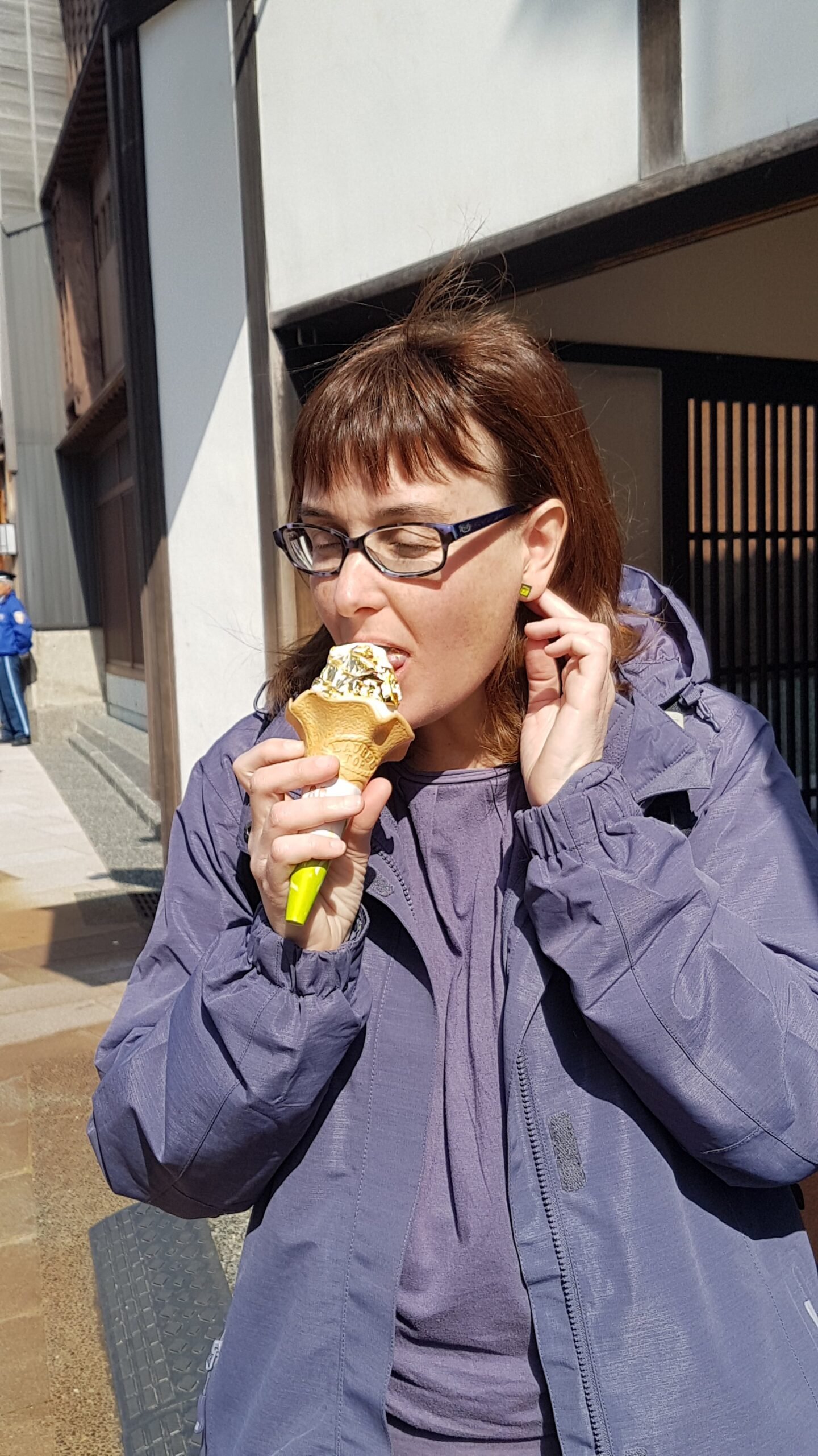 helados con pan de oro, comiendo un helado