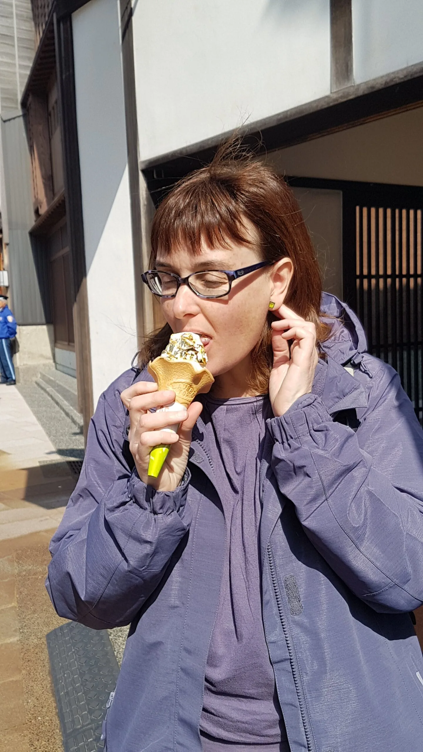  helados con pan de oro, comiendo un helado