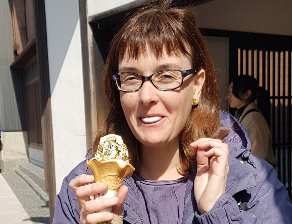 Noe comiendo helado de oro y lengua dorada