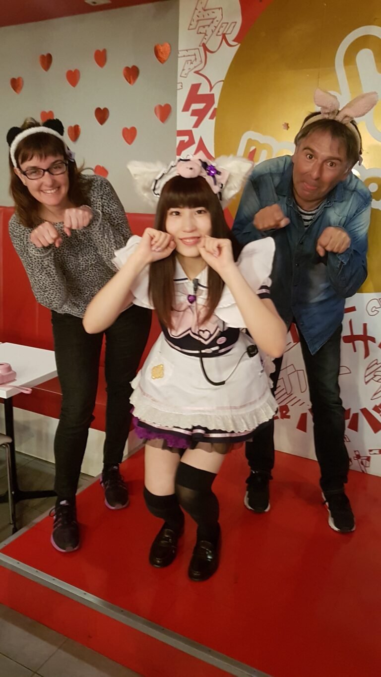 Maid Cafés en Akihabara: Guía Completa, Precios y Etiqueta