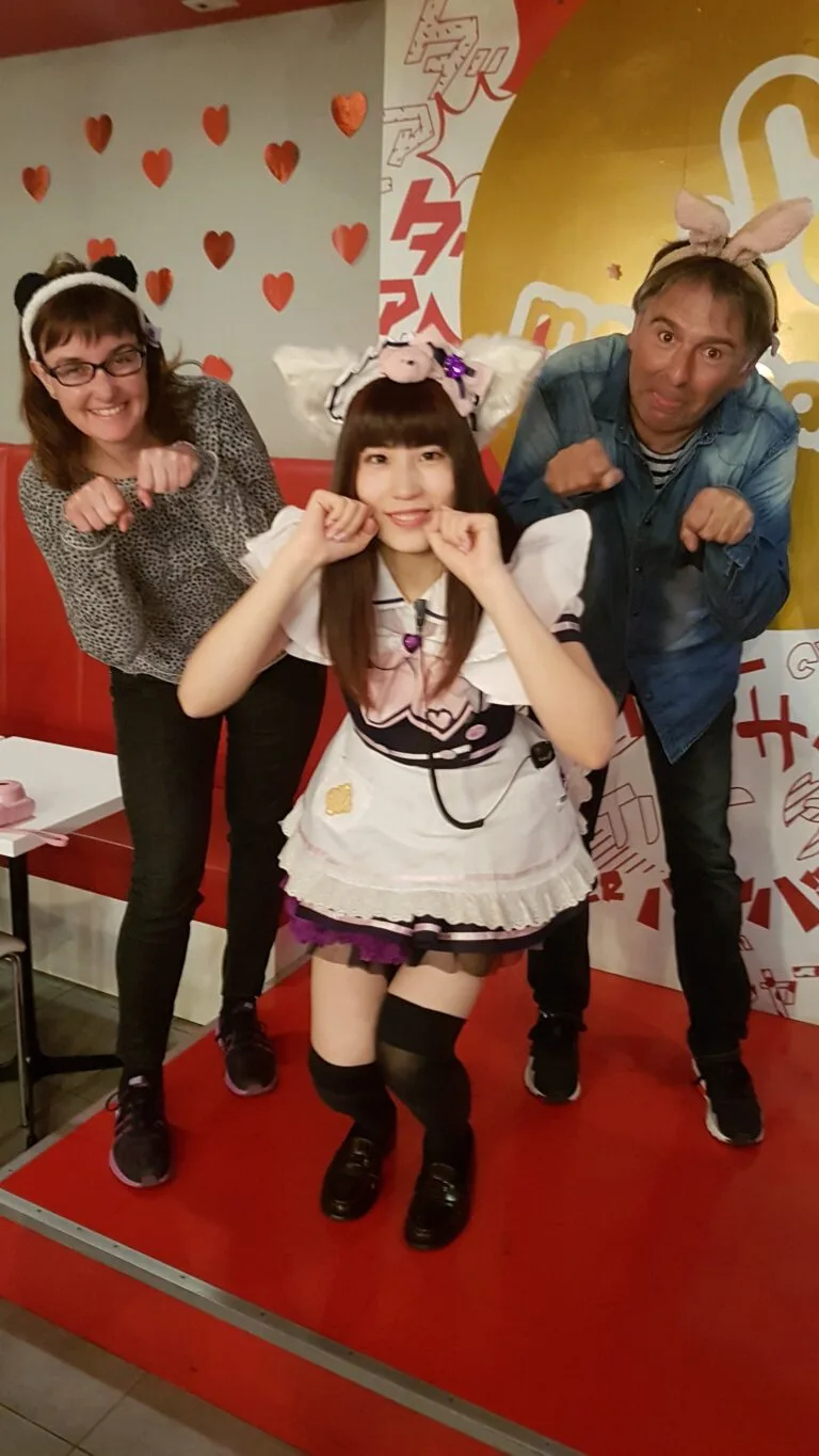 Maid Cafés en Akihabara: Guía Completa, Precios y Etiqueta